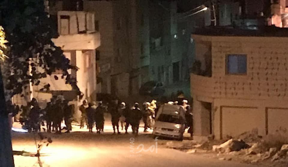 شبان يستهدفون قوات الاحتلال بالألعاب النارية في القدس
