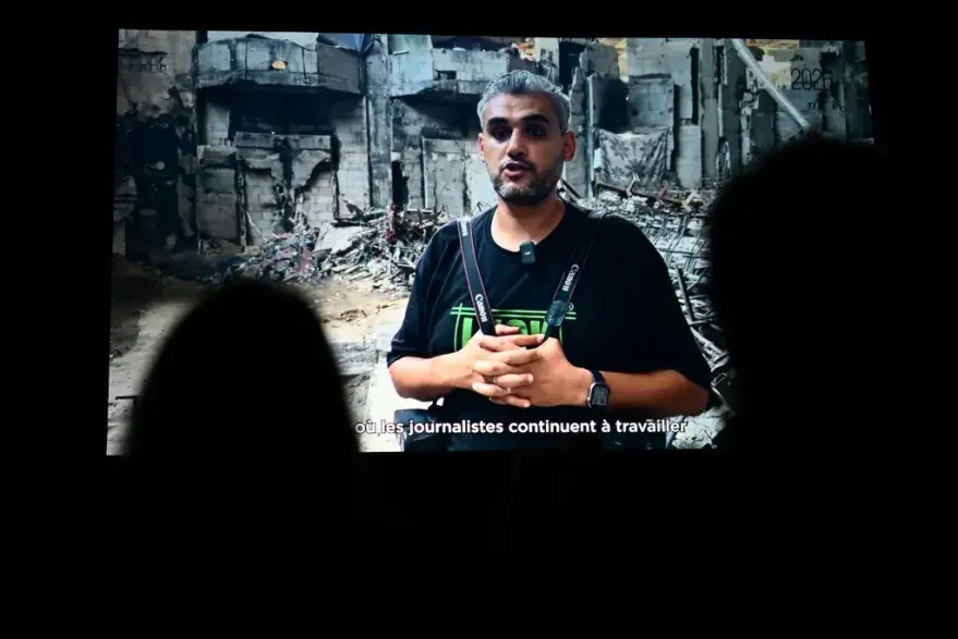 المصور الفلسطيني محمود أبو حمدة يفوز بجائزة بايو المرموقة والشرافي بالصحفي الشاب