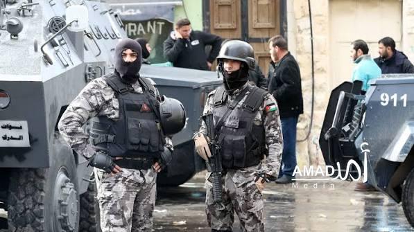 مسلحون مجهولون يطلقون النار داخل احدى الكنائس في محافظة الكرك - فيديو