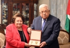 الرئيس عباس يمنح السيدة وداد قعوار ميدالية الإنجاز
