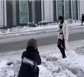 فتح قضية جنائية لفتاة قامت بجلسة تصوير عارية قبالة جامع موسكو! - فيديو