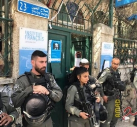 سلطات الاحتلال تستدعي أسيرا محررا وتبعد شابين عن القدس