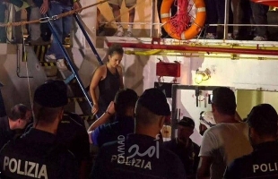 إيطاليا تعتقل قبطانة سفينة مهاجرين رست عنوة على شواطئها
