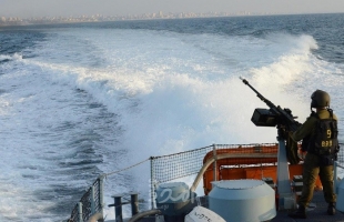 زوارق الاحتلال تهاجم وتلاحق مراكب الصيادين مقابل بحر شمال غزة
