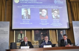 جائزة نوبل للفيزياء 2019 تُمنح للأمريكي الكندي جيمس بيبلز والسويسريين ميشيل مايور وديديه كيلوز