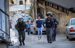 القدس: قوات الاحتلال تعتقل شاب من بلدة العيزرية