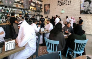 السلطات السعودية تلغي "مدخل العزاب" و"مدخل العائلات" في المطاعم