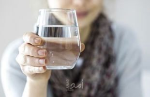 شرب الماء أثناء تناول الطعام يمنحك هذه الفوائد