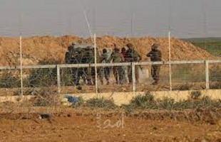 جيش الاحتلال يعتقل شابين تسللا من شرق البريج وسط قطاع غزة وبحوزتهم قنبلة