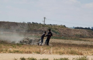 مراسلتنا: شبان يقومون بقص السياج الفاصل شرق خانيونس