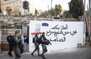القدس: شرطة الاحتلال تعتدي على سكان "الشيخ جراح" بمساعدة فرق المستوطنين الإرهابية- فيديو