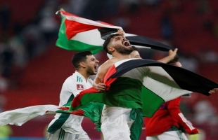 لاعبو المنتخب الجزائري يرفعون أعلام فلسطين بعد تأهلهم لنصف نهائي كأس العرب - فيديو