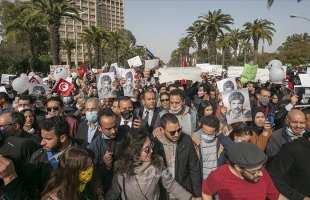 وقفة احتجاجية لــ أحزاب ومنظمات تونسية تطالب بكشف المتورطين باغتيال "بلعيد"