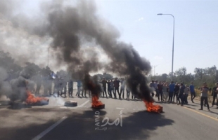 مستوطنون إرهابيون يُغلقون الطريق المؤدي إلى معبر "كرم أبو سالم"
