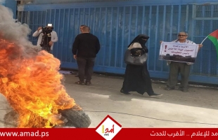 محتجون يشعلون الإطارات المطاطية أمام مقر "الأونروا" في غزة