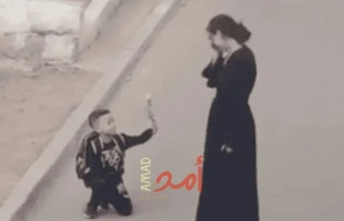 طفل يعبر عن حبه لـ والدته في مشهد خطف القلوب.. فيديو