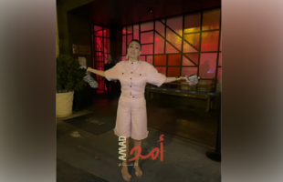 غادة عبد الرازق تخلع حذائها في أحد مطاعم باريس