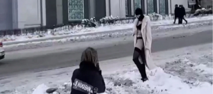 فتح قضية جنائية لفتاة قامت بجلسة تصوير عارية قبالة جامع موسكو!