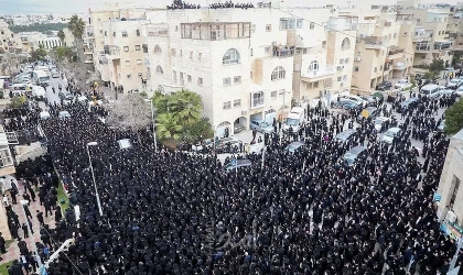 ردود سياسية إسرائيلية غاضبة على مشاركة الآلاف بجنازة حاخام كبير