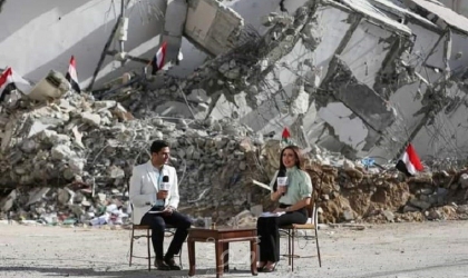 التلفزيون المصري يبث حلقة "صباح الخير" على أنقاض أبراج غزة المدمرة - فيديو