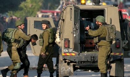 نابلس: جيش الاحتلال يعتقل ثلاثة مواطنين ويعتدي على أحدهم