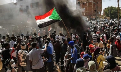 إصابات بين المتظاهرين أثناء استخدام الشرطة الغاز والرصاص الحي بالخرطوم