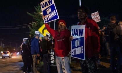 مواجهة بين العمال والشركات في ثاني أيام الإضراب في قطاع السيارات الأمريكي