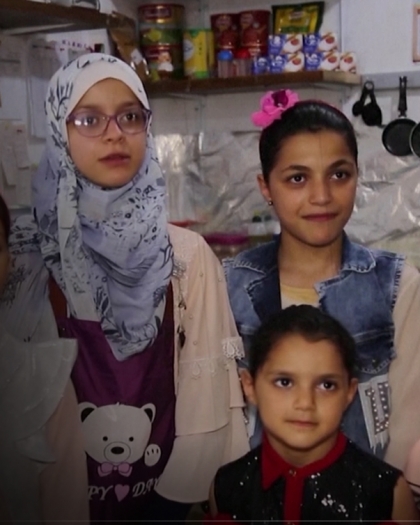بالفيديو - أسرة فلسطينية تحارب الفقر وتتحدى البطالة بمطعم "الست بنات"