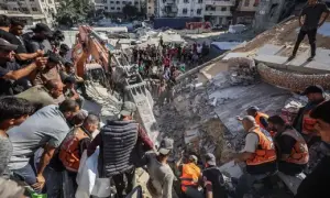 هآرتس: انهيار مبنى في مدينة غزة يعكس انهيار القطاع بأكمله