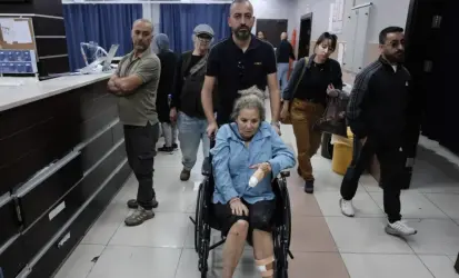 صحفية “واشنطن بوست” تروي تفاصيل اعتداء المستوطنين عليها في رام الله